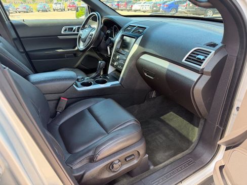 Used 2014 Ford Explorer XLT w/ Equipment Group 202A AWD/4WD image 16