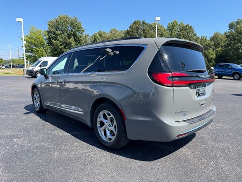 Used 2023 Chrysler Pacifica Limited FWD image 5