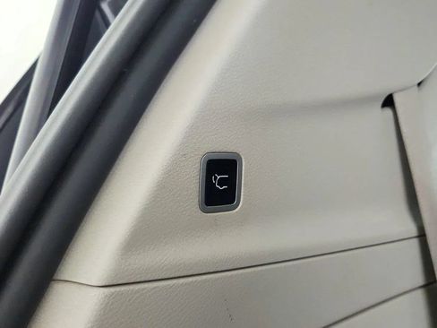 Used 2023 Chrysler Pacifica Touring-L FWD image 28