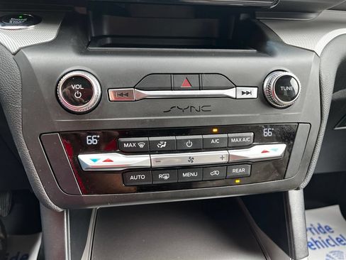 Used 2020 Ford Explorer XLT w/ Equipment Group 202A AWD/4WD image 18
