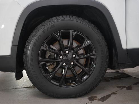 Used 2019 Jeep Cherokee Latitude w/ Popular Appearance Group FWD image 28