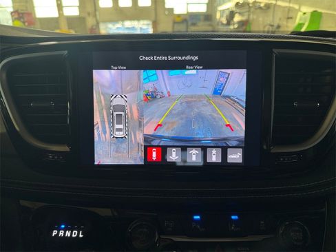 Used 2025 Chrysler Pacifica Select w/ Uconnect Theater Family Group image 18