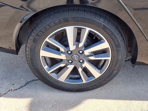 Used 2023 Nissan Versa SV image 9