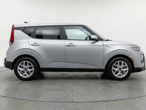 Used 2025 Kia Soul LX w/ LX Technology Package FWD image 11
