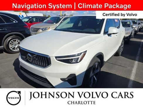 Used 2025 Volvo XC40 B5 Plus image 3