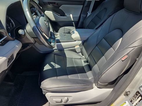 Used 2023 Toyota Highlander LE FWD image 24