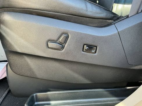 Used 2016 Chrysler Town & Country Touring FWD image 19