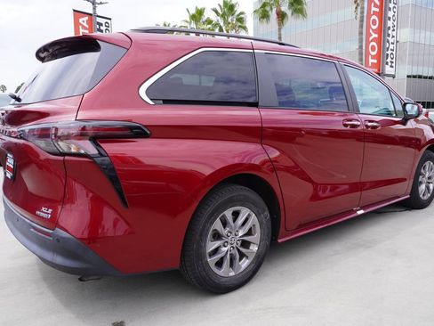 Certified 2023 Toyota Sienna XLE FWD image 5