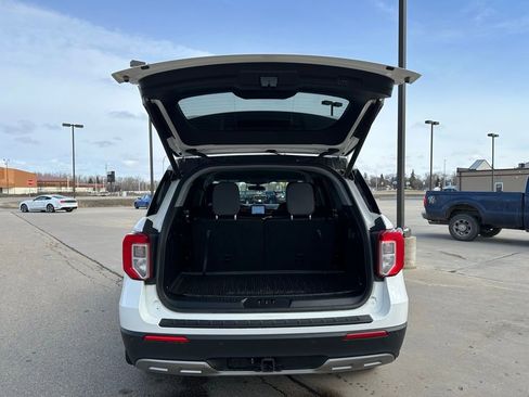Used 2022 Ford Explorer XLT w/ Equipment Group 202A image 8