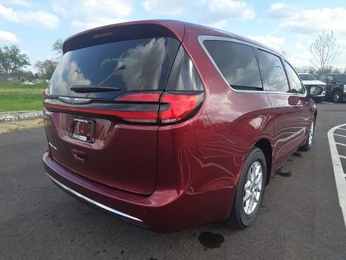 Used 2023 Chrysler Pacifica Touring-L image 8