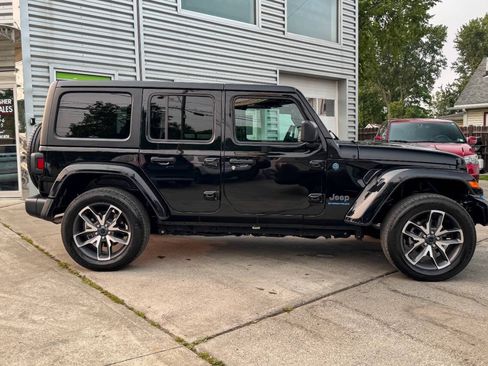 Used 2024 Jeep Wrangler Unlimited w/ Convenience Group AWD/4WD image 2