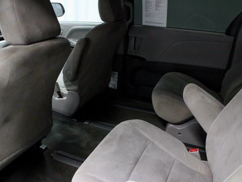 Used 2015 Toyota Sienna L image 19