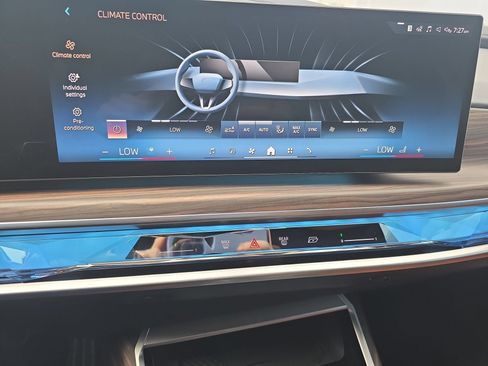 Used 2023 BMW 760i xDrive AWD/4WD image 24