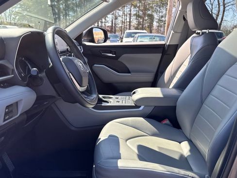 Used 2022 Toyota Highlander XLE image 9