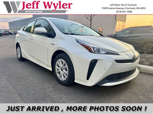 Used 2020 Toyota Prius LE image 1
