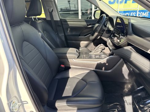 Used 2024 Toyota Highlander XLE image 34