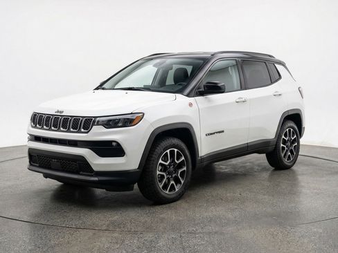 Used 2025 Jeep Compass Trailhawk AWD/4WD image 3