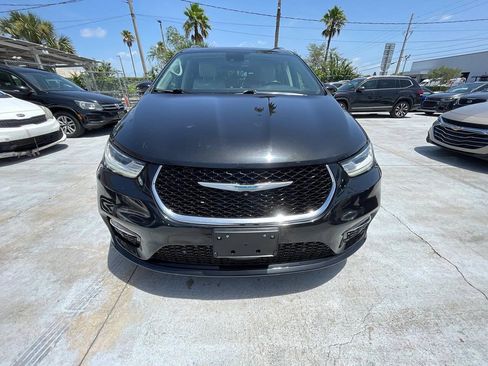 Used 2021 Chrysler Pacifica Touring-L FWD image 1