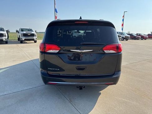 Used 2017 Chrysler Pacifica Touring-L FWD image 4