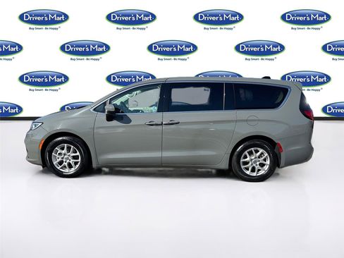 Used 2023 Chrysler Pacifica Touring-L FWD image 4