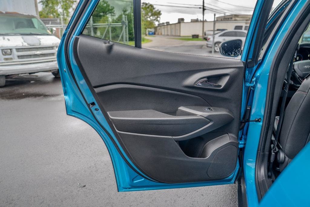 Used 2025 Chevrolet Trax RS w/ Sunroof Package FWD image 18