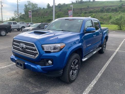 Used 2017 Toyota Tacoma TRD Sport w/ Premium & Technology Package AWD/4WD image 7