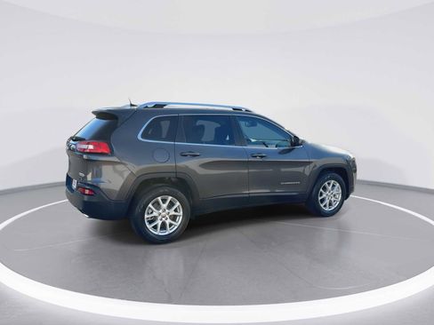 Used 2018 Jeep Cherokee Latitude Plus w/ Comfort/Convenience Group image 8
