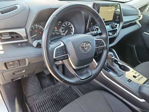 Used 2023 Toyota Highlander LE image 11