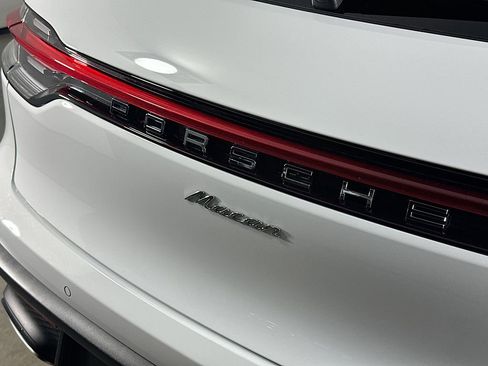 Certified 2025 Porsche Macan image 34
