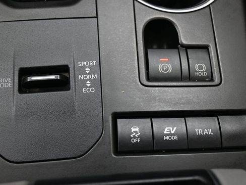 Used 2021 Toyota Highlander XLE AWD/4WD image 29