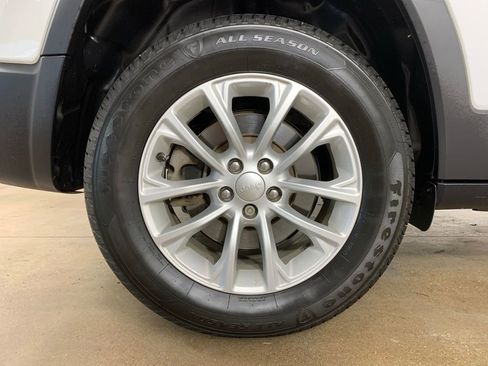 Used 2020 Jeep Cherokee Latitude w/ Cold Weather Group AWD/4WD image 36