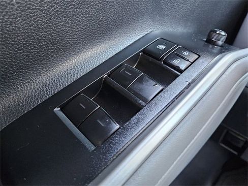 Used 2021 Toyota Highlander XLE image 31