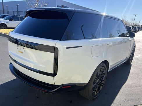 Used 2024 Land Rover Range Rover Long Wheelbase SE image 7