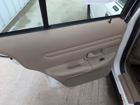 Used 2002 Ford Crown Victoria LX image 16