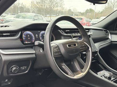 Used 2023 Jeep Grand Cherokee Altitude image 9