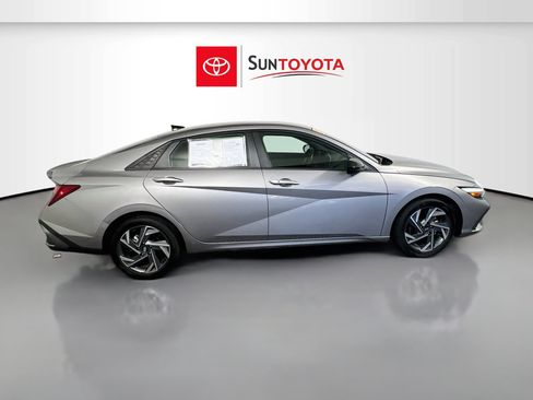 Used 2025 Hyundai Elantra Sport FWD image 2