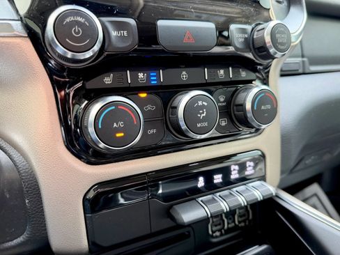 Used 2019 RAM 1500 Laramie AWD/4WD image 40