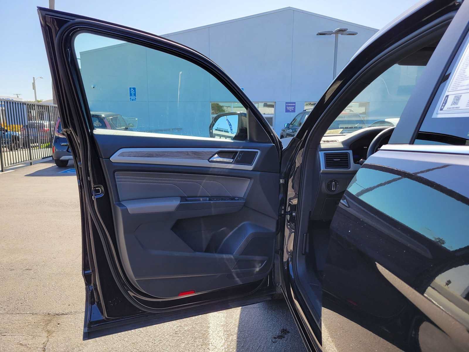 Used 2023 Volkswagen Atlas Cross Sport SE FWD image 19