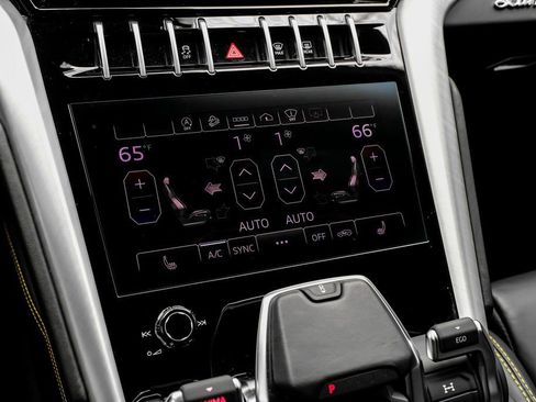 Used 2022 Lamborghini Urus image 21