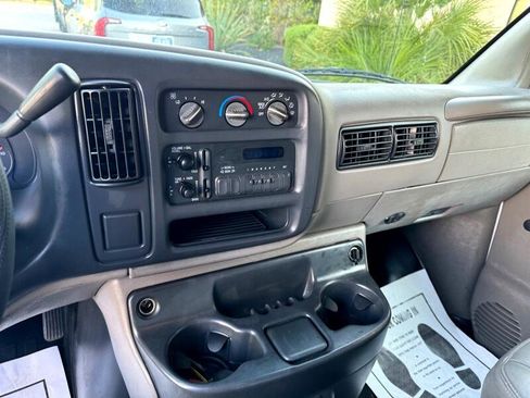 Used 2000 Chevrolet Express 2500 image 10