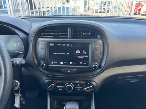 Used 2025 Kia Soul LX w/ LX Technology Package FWD image 17