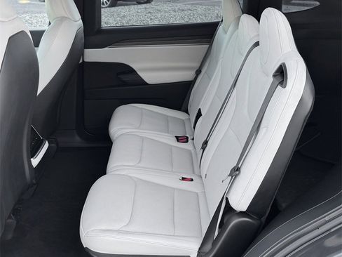 Used 2022 Tesla Model X image 25