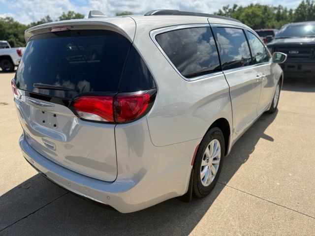 Used 2017 Chrysler Pacifica Touring-L FWD image 6