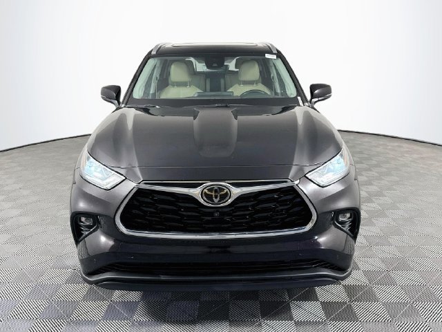 Used 2022 Toyota Highlander Limited FWD image 2