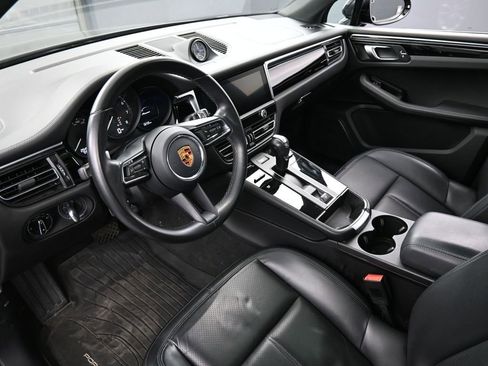 Certified 2023 Porsche Macan Turbo image 4