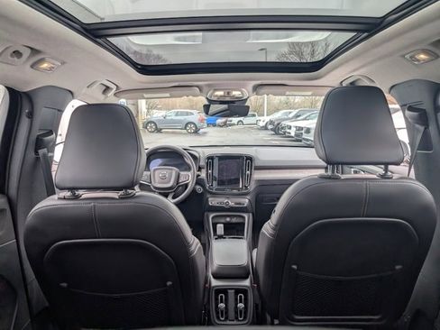 Used 2025 Volvo XC40 B5 Core image 30