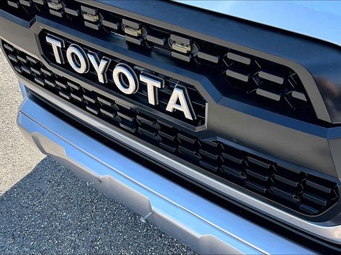 Used 2017 Toyota Tacoma TRD Sport AWD/4WD image 35