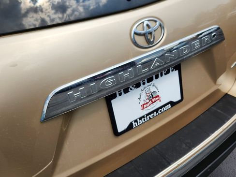 Used 2012 Toyota Highlander Limited w/ Tow Pkg AWD/4WD image 14