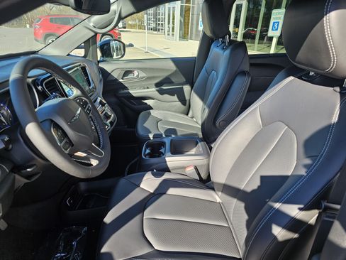 New 2026 Chrysler Pacifica Select image 7