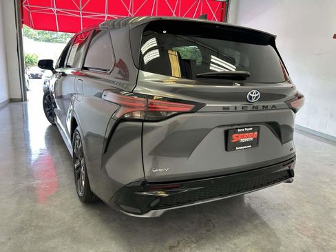Used 2025 Toyota Sienna XSE FWD image 5